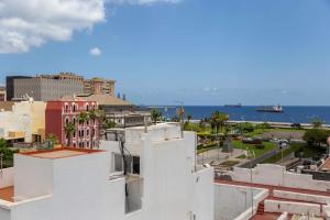 大加那利岛拉斯帕尔马斯Vegueta Luxury Apartments的从大楼内可欣赏到海景