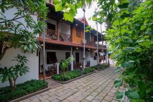 暹粒NeakBong Residence的享有酒店庭院的景色