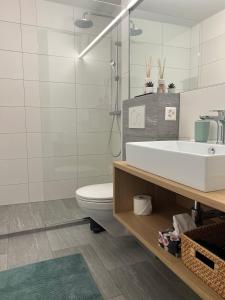 伦策海德Ferienwohnung 405 Haus Allod的一间带水槽和卫生间的浴室