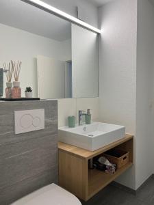 伦策海德Ferienwohnung 405 Haus Allod的一间带水槽和镜子的浴室