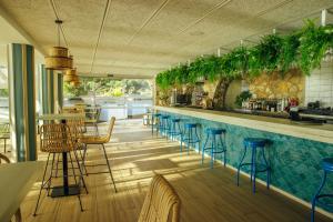 普拉德哈-德拉尔马德拉夫Alannia Costa Dorada的一间设有蓝色凳子和游泳池的酒吧