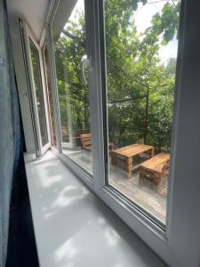乔尔蓬阿塔Бухта гостевой дом的享有野餐桌景致的窗户