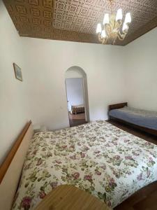 乔尔蓬阿塔Бухта гостевой дом的一间卧室配有一张大床和镜子