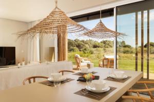 Praia VerdeVerdelago Resort的一间带桌椅的用餐室