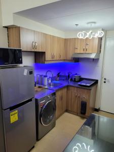 马尼拉Juja's place的厨房配有不锈钢冰箱和洗碗机