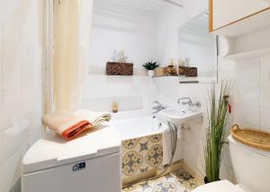 格但斯克Apartament 2 pokoje blisko morza 1000 metrów w Gdańsku的白色的浴室设有水槽和卫生间。
