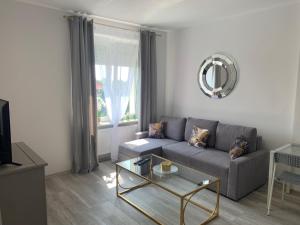比得哥什Apartament Gdańska 230的客厅配有沙发和桌子