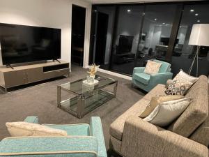 墨尔本Fantastic 3 Bedroom 2 Bathroom Apt Southbank的客厅配有两张沙发和一台电视机