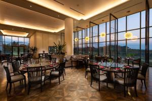 克拉克Hilton Clark Sun Valley Resort的用餐室配有桌椅和大窗户