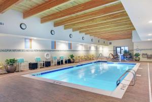 贝滕多夫Home2 Suites By Hilton Bettendorf Quad Cities的一个带大型室内游泳池的酒店客房的游泳池