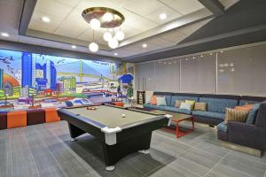 科珀斯克里斯蒂Tru By Hilton Corpus Christi South Padre Island Dr的游戏室设有台球桌和壁画