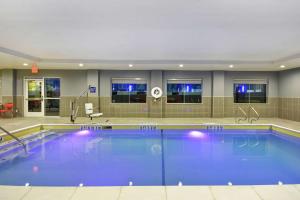 科珀斯克里斯蒂Tru By Hilton Corpus Christi South Padre Island Dr的在酒店房间的一个大型游泳池