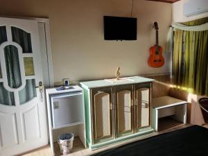 弗洛里亚诺波利斯Suite Queen D'Arte的一个带水槽的厨房和墙上的电视