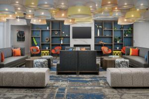 丹佛Homewood Suites By Hilton Denver Airport Tower Road的带沙发和平板电视的大堂。