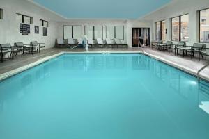 丹佛Homewood Suites By Hilton Denver Airport Tower Road的大楼内的一个蓝色海水游泳池