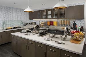 丹佛Homewood Suites By Hilton Denver Airport Tower Road的厨房的柜台上设有两台机器