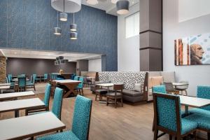 拉皮德城Hampton Inn & Suites Rapid City Rushmore, SD的用餐室配有桌椅