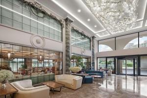 伊斯坦布尔DoubleTree by Hilton Istanbul Esentepe的大厅,带桌椅的建筑