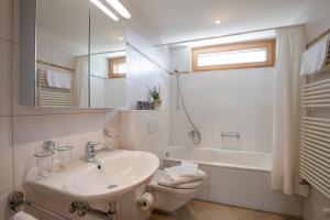 利德阿尔卑斯Haus Bella Vista的浴室配有盥洗盆、卫生间和浴缸。