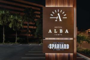 坦帕坦帕西岸皇冠假日酒店的alba tamara酒店标志