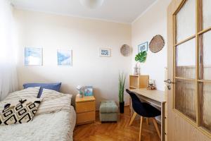 格但斯克Apartament 2 pokoje blisko morza 1000 metrów w Gdańsku的一间卧室配有一张床、一张书桌和一张书桌
