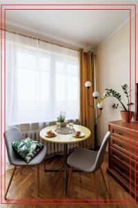 格但斯克Apartament 2 pokoje blisko morza 1000 metrów w Gdańsku的一间带桌椅和窗户的用餐室