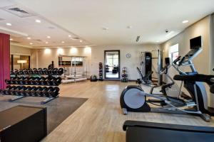 富尔顿戴尔Home2 Suites By Hilton Birmingham/Fultondale, Al的健身房,配有跑步机和健身器材