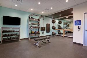 大草原城Tru By Hilton Grand Prairie的健身房设有长凳和平面电视。