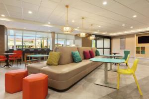 波特兰Home2 Suites By Hilton Portland Airport的客厅配有沙发和桌椅
