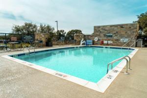 奥斯汀Hilton Garden Inn Cedar Park Austin的一座大型游泳池,四周设有斜坡