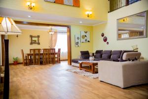 阿鲁沙Cornerstone Villas的客厅配有沙发和桌子