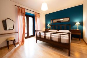 TomajŠkerlj Wine Estate的一间卧室设有一张床和蓝色的墙壁