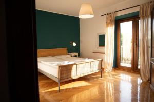 TomajŠkerlj Wine Estate的一间卧室设有一张床和绿色的墙壁