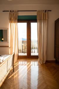 TomajŠkerlj Wine Estate的一间卧室设有一张床和一个大型滑动玻璃门