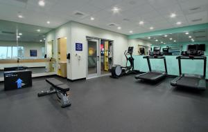 莫比尔Tru By Hilton Mobile的健身房设有数台跑步机和椭圆机
