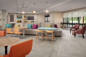 圣奥古斯丁Home2 Suites By Hilton St. Augustine I-95的带沙发和桌椅的等候室