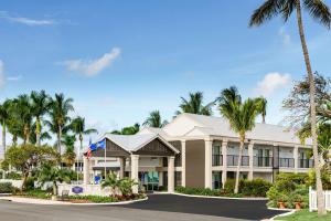 基韦斯特Hampton Inn Key West FL的前面有棕榈树的酒店