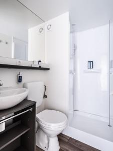 扎达尔Falkensteiner Premium Mobile Homes and Camping Zadar的白色的浴室设有卫生间和水槽。