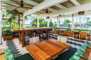 基韦斯特Hampton Inn Key West FL的餐厅内带木桌椅的酒吧