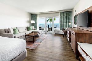 基韦斯特Hampton Inn Key West FL的客厅配有床和平面电视