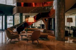 斯维诺乌伊希切Hilton Swinoujscie Resort And Spa的大堂配有沙发、椅子和桌子