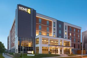 奥马哈Home2 Suites By Hilton Omaha Un Medical Ctr Area的保健大楼前方的形象