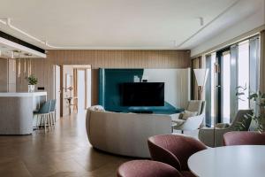斯维诺乌伊希切Hilton Swinoujscie Resort And Spa的客厅配有沙发、椅子和电视