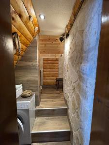 扎布利亚克NV Mountain House的房屋内的浴室设有洗衣机和烘干机