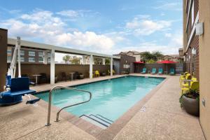 凤凰城Home2 Suites By Hilton Phoenix Airport North, Az的一座配有桌椅的酒店游泳池