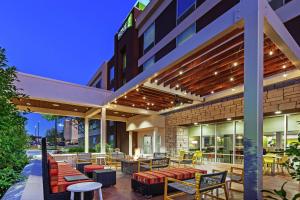 阿比林Home2 Suites By Hilton Abilene, TX的酒店带桌椅的户外庭院