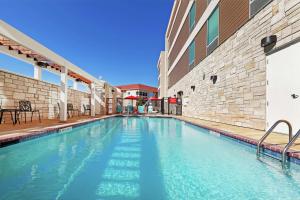 阿比林Home2 Suites By Hilton Abilene, TX的大楼前的游泳池