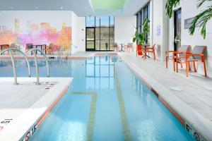 诺克斯维尔佩帕尔希尔汽车旅馆的大楼内带桌椅的游泳池