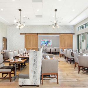 圣安东尼奥DoubleTree by Hilton San Antonio Northwest - La Cantera的一间用餐室,内设桌椅