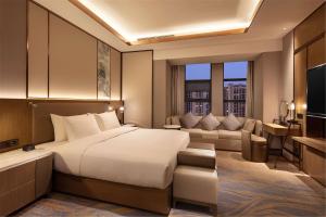 徐州徐州云龙希尔顿花园酒店的一间带大床的卧室和一间客厅